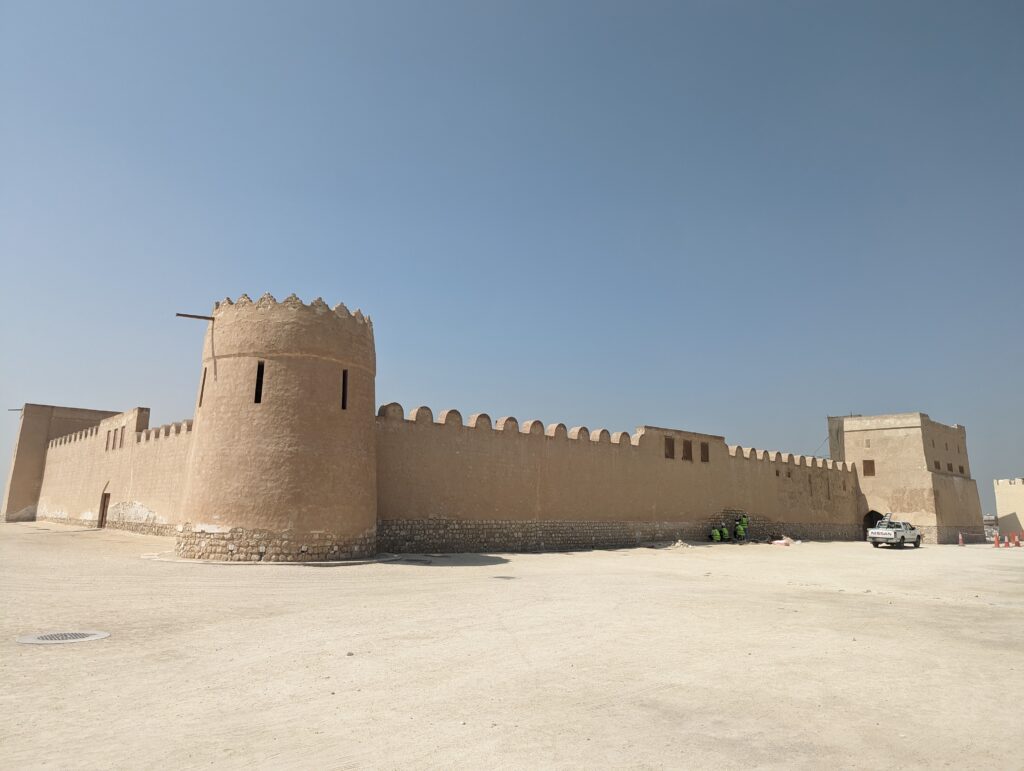 Sh. Salman Bin Ahmed Alfateh Fort z zewnątrz